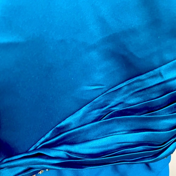 Gorgeous electric blue dress with rhinestones - Picture 4 of 5